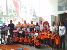 Managemen Daihatsu Astra Internasional foto bareng di iven Daihatsu Day