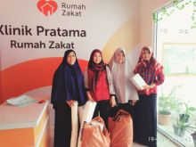 Sebagai bentuk dukungan kepada Klinik Pratama Rumah Zakat, Akademi Kebidanan Internasional Pekanbaru menghibahkan kasa dan kapas (foto/istimewa)