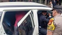 Aparat menggeledah mobil NIssan Tera yang diketahui membawa senjata tajam jenis parang. Foto: int 