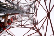 Teknisi Telkomsel sedang melakukan pemeliharaan perangkat pada menara Base Transceiver Station (BTS). Telkomsel terus melakukan percepatan pemerataan jaringan 4G hingga ke pelosok negeri, di mana hingga akhir September 2019 berhasil merampungkan pembangunan 22.000 unit BTS 4G. Hal ini mempertegas ko