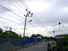 Ternyata penyebab pemadaman listrik di Selatpanjang akibat salah satu tiang utama PLN yg berada di Jalan Rumbia patah (foto/mad) 