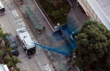 Polisi tembakan meriam air ke arah demonstran yang berada di depan mesjid