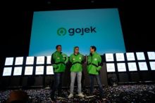 Nadiem Makarim bersama Co-founder Gojek Kevin Aluwi dan Presiden Gojek Grup Andre Soelistyo