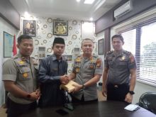 Kapolres Bengkalis, AKBP Sigit Adi Wuryanto, S.I.K, jajaran Polres Bengkalis membayar kewajiban berzakat ke Badan Amil Zakat Nasional (Baznas) Kabupaten Bengkalis (foto/hari)