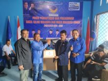 Wasekjend DPP Partai Amanat Nasional Zainal Abidin mengembalikan berkas penjaringan pendaftaran ke Nasdem