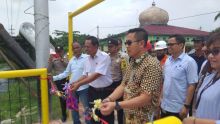 Pengguntingan pita oleh Camat Rantau Kopar Samsuri,  SPd.  dan  Sukamto Tamrin GM Corporate Affairs Assets PT CPI.