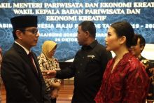 Wamen Pariwisata dan Ekonomi Kreatif Angela Tanoesoedibjo bersama Menparekraf Wishnutama