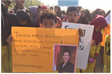 Siswa di Pangadaran antusias menyambut kedatangan mantan Menteri Kelautan dan Perikanan Susi Pudjiastuti. Foto: int 