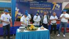Kepala Perwakilan Kementerian Keuangan Provinsi  Riau, Bakhtaruddin saat memotong tumpeng diperingatan Hari Oeang ke 73