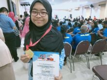 Siswi SD Sains Tahfiz Islamic Center, Cleorisya Ranggi Tsabita sukses mengharumkan nama daerah dengan meraih Gold Award kategori individual contest  pada International Science Competition (ISC) 2019 yang ditaja oleh Klinik Pendidikan MIPA (foto/lin)