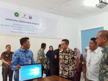 General Manager Corporate Affairs Asset PT. CPI Sukamto Tamrin berbincang dengan undangan di sela acara pelatihan