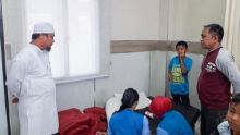 Bocah yang memeluk jasad sang ibu tengah ditangani perawat saat dijenguk Wagub Sulsel. Foto: int 