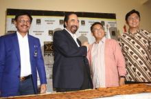 Ketua Umum NasDem Surya Paloh berjabatan tangan dengan Presiden PKS, Sohibul Imam. Foto: int 