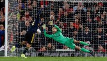 Kiper Liverpool Caoimhin Kelleher sebut tak bisa mengedipkan mata saat melawan Arsenal (foto/int)