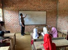 Kepala Polda Riau, Irjen Pol Agung Setya Imam Effendi ajarkan murid-murid kelas jauh SDN 010 Desa Batu Sasak, Kecamatan Kampar Kiri Hulu, Kabupaten Kampar (foto/ist)