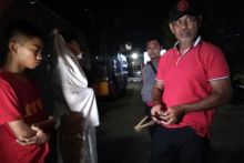 Polisi menangkap dua remaja yang kerap berpakaian seperti pocong. Foto: Istimewa