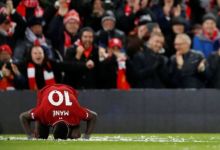Sujud syukur menjadi salah satu ciri khas Mane saat merayakan gol. Foto: int 