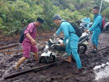 Kondisi Jalan Poros yang berada di pulau Rupat, tepatnya di desa Darul Aman-Teluk Tungku seperti kubangan kerbau (foto/Hari)