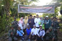 Bupati Siak Alfedri MSi melakukan penanaman perdana Ubi Racun (Ubi Casesa) bersama para mustahik produktif (foto/Lin)