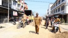 Wakil Bupati Kabupaten Indragiri Hilir (Inhil), H Syamsuddin Uti meminta pihak rekanan untuk menyelesaikan pekerjaan pembangunan ruas jalan tepat waktu (foto/Rgo)