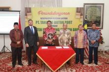 Nota Kesepahaman yang menandai dimulainya hubungan kerjasama pengembangan pelabuhan antara PT Tanjung Buton Port (TBP) dengan Holsten Marketing (HM) SDN BHD Malaysia (foto/lin)