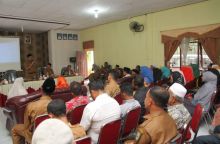 Bupati Siak Alfedri didampingi Kadis Pemberdayaan Perempuan Perlindungan Anak Pengendalian Penduduk dan Keluarga Berencana (DP3AP2KB) Darussalim, membuka secara resmi kegiatan pembinaan Kampung Keluarga Berencana (foto/Lin)