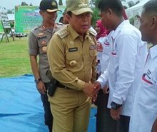 Viral foto Bupati Rokan Hulu (Rohul), Provinsi Riau, Sukiman yang terfoto membawa benda mirip pistol atau senjata api (foto/ist)
