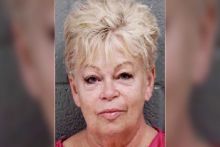 Emma Neil Ogle, 63, guru perempuan di sebuah SMA di Amerika Serikat ditangkap polisi atas tuduhan berhubungan seksual dengan siswanya yang berusia 17 tahun. Foto/wsoctv.com