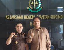 Ketua DPRD Kuansing, Andi Putra MH mengucapkan selamat datang ke Kajari Kuansing Hadiman yang baru bertugas (foto/Zar)