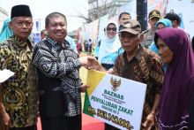 Badan Amil Zakat Nasional (Baznas) Kabupaten Bengkalis menyalurkan zakat untuk bantuan usaha ekonomi masyarakat pada periode ketiga tahun 2019 (foto/Hari)