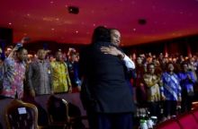 Inilah momen ketika Jokowi dan Surya Paloh berpelukan erat saat penutupan Kongres II Partai NasDem, Senin malam tadi. Foto: int 