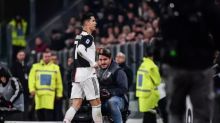 Pemain Juventus, Cristiano Ronaldo, langsung berjalan ke ruang ganti setelah diganti pada laga kontra AC Milan, di Juventus Allianz Stadium, Senin (11/11/2019) dini hari WIB. (AFP/Marco Bertorello)