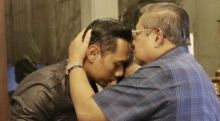 AHY mengunggah foto ketika SBY mencium keningnya