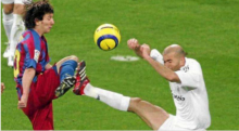 Foto yang memperlihatkan Lionel Messi terlibat duel dengan Zidane yang ketika itu masih menjadi pemain Real Madrid. Foto: int 