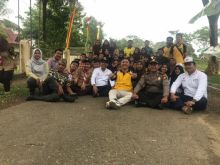 Bupati Kuansing Mursini bersama BEM UNiks dan peserta tanam 1000 pohon (foto/zar)