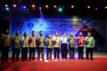 Sekretaris Daerah Kab Siak TS Hamzah secara Resmi membuka event Serindit Boat Race Tahun 2019 yang ditandai dengan pemukulan Tambur (foto/Lin)