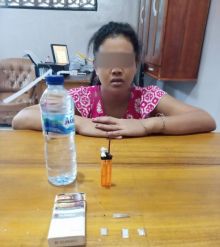 Diduga melakukan tindak pidana narkotika, seorang wanita berinisial FY (26) yang berdomisili di Desa Kasumbo Sampai diringkus Tim Opsnal Reskrim Polsek Mandau (foto/Hari)