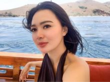 Wika Salim main dekat pantai Pulau Komodo beberapa waktu lalu (foto/int)