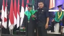 Kakek La Ode Muhammad Sidik berhasil menjadi seorang wisudawan setelah berusia 85 tahun. (Foto: iNews)