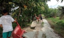 Bintara Pembina Desa (Babinsa) Komando Rayon Militer (Koramil) 03/Tempuling, Serda Mistar bersama warga masyarakat Kelurahan Tempuling gotong royong membangun jalan (foto/Rgo)