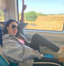Penyanyi dangdut cantik Wika Salim naik kereta api (foto/int)