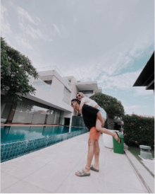 Sibad pamer foto digendong suami. Foto: int 