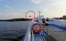 Beredar video dan tidak patut ditiru, salah seorang oknum anak buah kapal (ABK) diduga dari armada penumpang kapal ferry dari Melaka yang akan sandar ke Pelabuhan Internasional Bandar Sri Setia Raja (BSSR) Selatbaru seenaknya membuang sampah ke laut (foto/Hari)