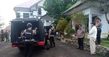 Tim Gegana melakukan olah TKP setelah ledakan keras mengguncang Gedung Kejari Pare-pare. Foto: int 