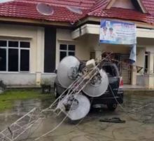 Satu tower milik Dinas Kependudukan dan Pencatatan Sipil (Disdukcapil) Kabupaten Pelalawan roboh (foto/Ardi)