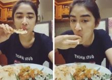 Penyanyi dangdut cantik Uut Permatasari makan pecel dengan nasi sama rempeyek lahap (foto/int)