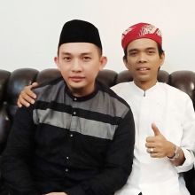 Ustaz Hilmi Firdausi bersama UAS (foto/int)
