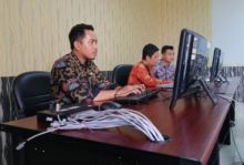 Pansel penerimaan CPNS Meranti melakukan verifikasi terhadap berkas pelamar yang sudah masuk (foto/mad)