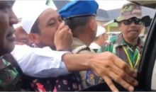 Warga ramai rela berdesakan untuk bisa bersalaman dengan Ustaz Abdul Somad di Muaro Bungo, Jambi (foto/int)