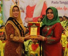 Istri dari Bupati Siak Rasidah Alfedri, yang juga menjabat sebagai ketua PKK Kabupaten Siak, resmi dikukuhkan menjadi Bunda Paud Kabupaten Siak (foto/Lin)